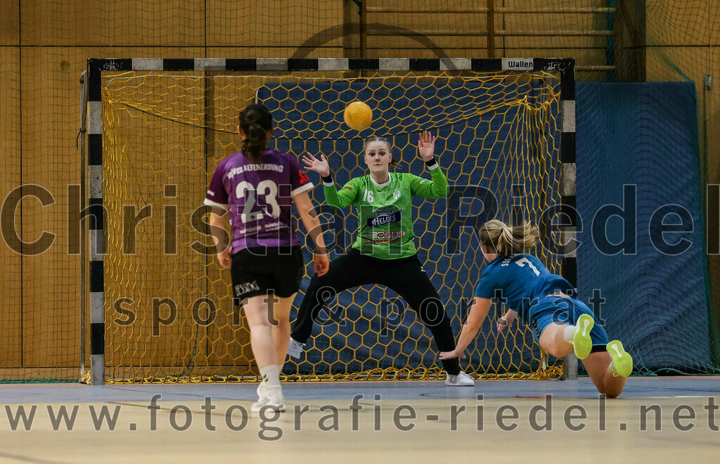 2024-02-24_083_SpVgg_Altenerding_gegen_SSG_Metten_Frauen | Erding, Deutschland, 24.02.2024:
Handball, Bezirksoberliga Frauen Altbayern 2023 / 2024, 15. Spieltag, SpVgg Altenerding gegen SSG Metten, Endergebnis: 32:28

Katharina Künstner (SpVgg Altenerding, #23), Torfrau Lara Kullmann (SpVgg Altenerding, #16), Alexandra Baumann (SSG Metten, #7)

Foto: Christian Riedel / fotografie-riedel.net