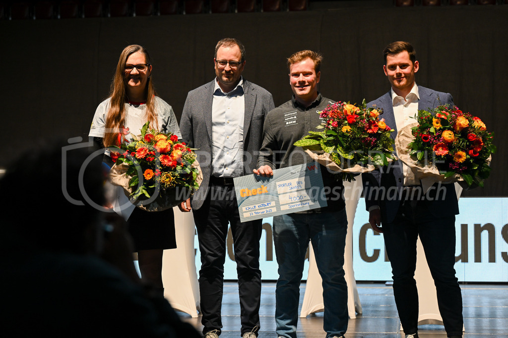 Winterthurer Sportehrung - 23. Februar 2023 | Winterthurer Sportehrung
AXA Arena, Winterthur
Ranata Issler (Bogenschiessen / 2. Platz), Sportstiftung-Präsident Alain Hüppi, Kalle Koblet (Snowboard / 1. Platz) und Simon Marquart (BMX / 3. Platz).
Bild: Sportfotografie Markus Aeschimann | www.markus-aeschimann.ch - Realisiert mit Pictrs.com