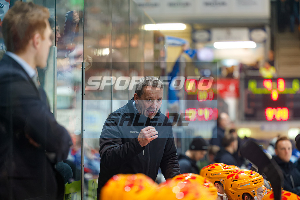 Iserlohn Roosters - Fischtown Pinguins Bremerhaven | Thomas Popiesch (Chef Trainer)
DEL: Iserlohn Roosters - Fischtown Pinguins Bremerhaven - Realisiert mit Pictrs.com
