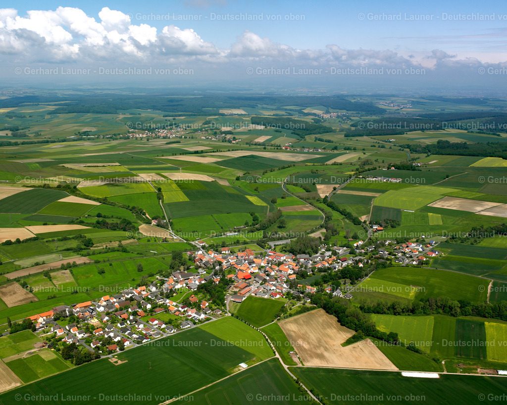 2615481 | EUDORF 09.06.2006 Landwirtschaftliche Nutzflächen und Feldgrenzen  umsäumen das Siedlungsgebiet des Dorfes in Eudorf im Bundesland Hessen, Deutschland // Agricultural land and field boundaries surround the settlement area of the village  in Eudorf in the state Hesse, Germany Foto: Gerhard Launer