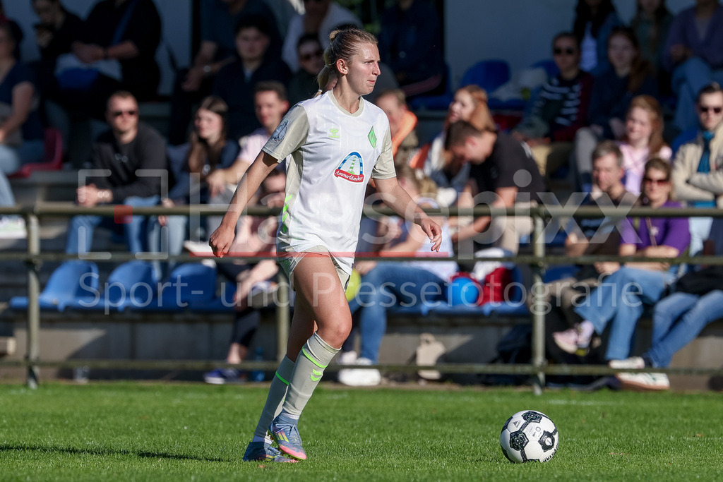 Fussball, DFB-Pokal Frauen, SC Victoria Hamburg - SV Werder Bremen | Kaylie Ronan (SV Werder Bremen, 4) am Ball, Freisteller, Einzelbild, Ganzkörper, Aktion, Action, Spielszene, DIE DFB-RICHTLINIEN UNTERSAGEN JEGLICHE NUTZUNG VON FOTOS ALS SEQUENZBILDER UND/ODER VIDEOÄHNLICHE FOTOSTRECKEN. DFB REGULATIONS PROHIBIT ANY USE OF PHOTOGRAPHS AS IMAGE SEQUENCES AND/OR QUASI-VIDEO.