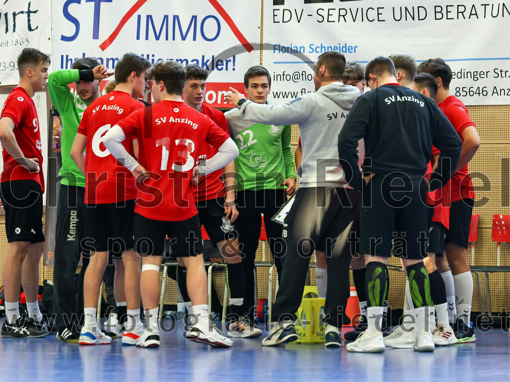 2022-12-17_080_SV_Anzing_gegen_TSV_Simbach | Anzing, Deutschland, 17.12.2022:
Handball, Bayernliga männliche A-Jugend 2022 / 2023, 9. Spieltag, SV Anzing gegen TSV Simbach, Endergebnis: 39:30

Julian Krackl (SV Anzing, #6), Felix Cavadias (SV Anzing, #13), Flavius Röbisch (SV Anzing, #22), William Bobach (SV Anzing, #)

Foto: Christian Riedel / fotografie-riedel.net