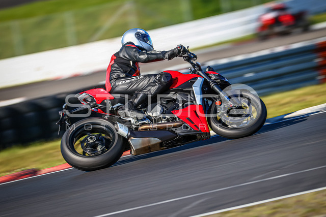 0762-260526NBR-009_762 | Deine Full-Service-Agentur für ✔️Videoproduktionen und ✔️Motorsportfotografie Jetzt Angebot anfragen!