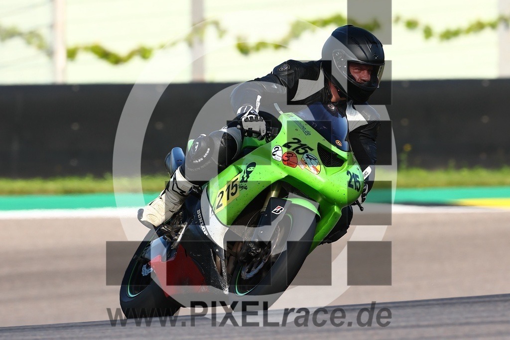 0215-20240820_03276 | Schöne Erinnerungen an spannende Momente - das festzuhalten ist unser Job. PIXELrace.de ist seit 2003 auf den Rennstrecken Europas unterwegs um die Action draußen beim Fahren und die wunderbare Stimmung imm Fahrerlager für euch einzufangen.