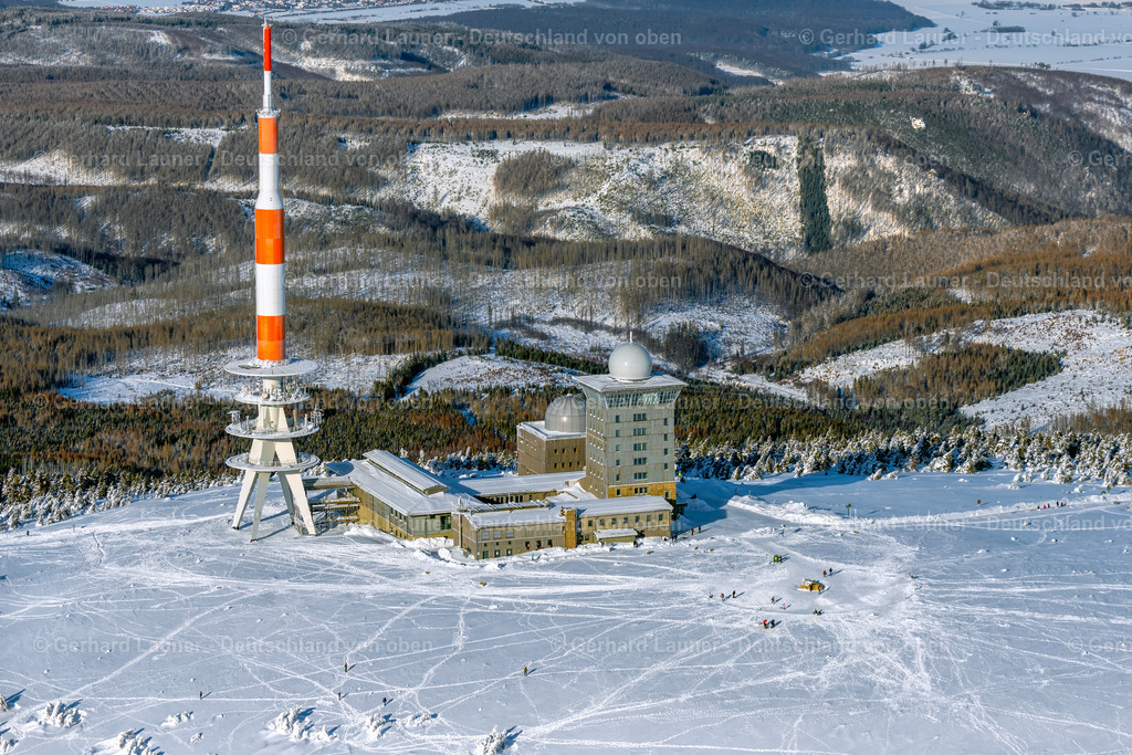 4044896 | SCHIERKE 14.02.2021 Winterlich schneebedeckte Funkturm und Sendeanlage auf der Kuppe des Brocken im Nationalpark Harz in Schierke im Bundesland Sachsen-Anhalt, Deutschland. Weiterführende Informationen bei: DFMG Deutsche Funkturm GmbH,  Deutscher Wetterdienst DWD. // Wintry snowy radio tower and transmitter on the crest of the mountain range Brocken in Harz in Schierke in the state Saxony-Anhalt, Germany. Further information at: DFMG Deutsche Funkturm GmbH,  Deutscher Wetterdienst DWD. Foto: Gerhard Launer