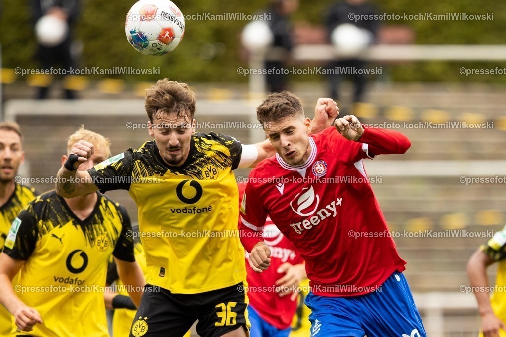 xkwi17082501014 | 17.08.2025, xkwix, Fußball, Regionalliga West, Borussia Dortmund U23 - Wuppertaler SV, Stadion Rote Erde: Tony Reitz (Borussia Dortmund 2 #36) im Zweikampf gegen Vincent Schaub (Wuppertaler SV #10)