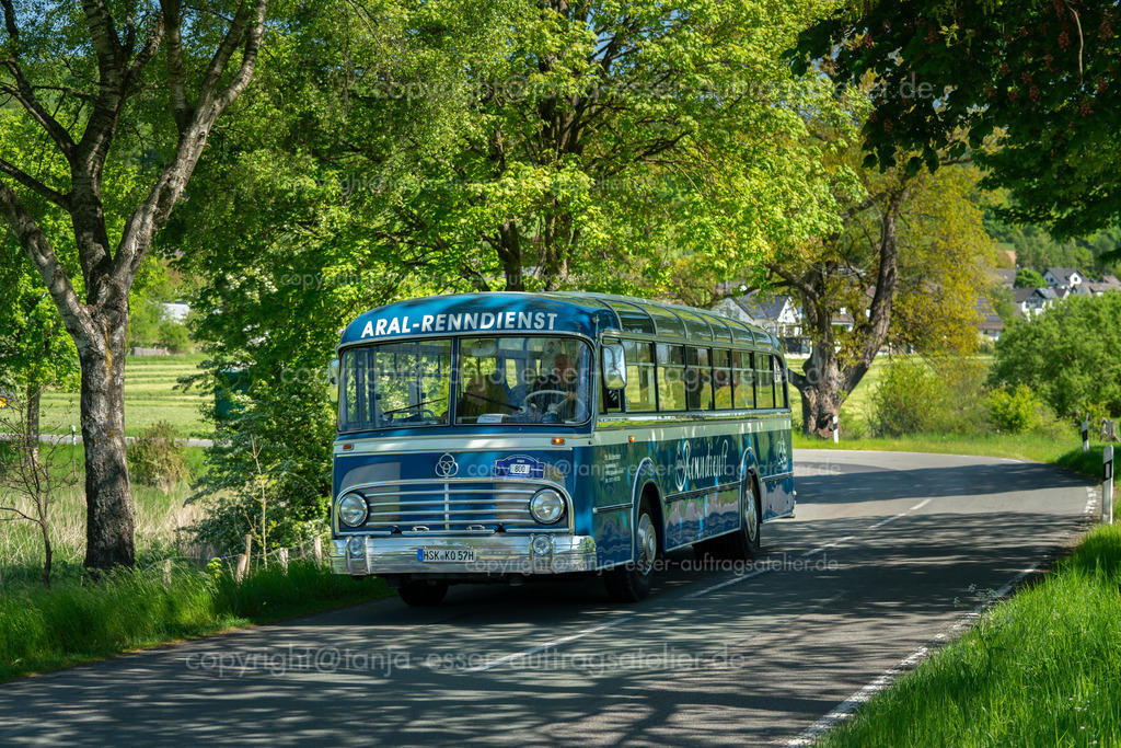 800 Krupp O 10 F4 - 029 hoch während der Oldtimer Sauerlandrundfahrt | Brilon, Deutschland - 10. Mai 2025: Firma Witteler veranstaltet die Oldtimer Sauerlandrundfahrt (OSR). In Gevelinghausen wurde auf der Landstraße ein blauer Krupp O 10 F4 mit vielem Chromteilen aus dem Jahr 1957 fotografiert.
