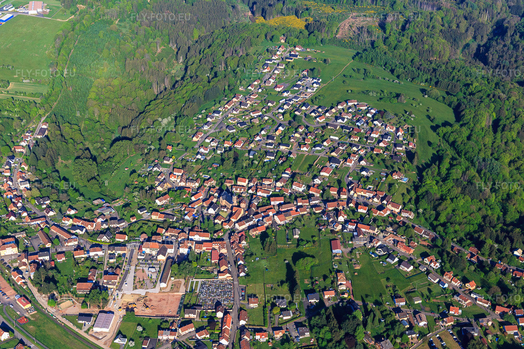 Vue aérienne: Vue d'ensemble des lieux dans les monts Vosges du Nord le matin, vue du sud-est. à Lemberg dans le département Moselle, France. Photo: IMG_146059.jpg prise le 01/05/2025 par Werner Riehm/FLY-FOTO.euRésolution de l'original: 5472 x 3648 px
