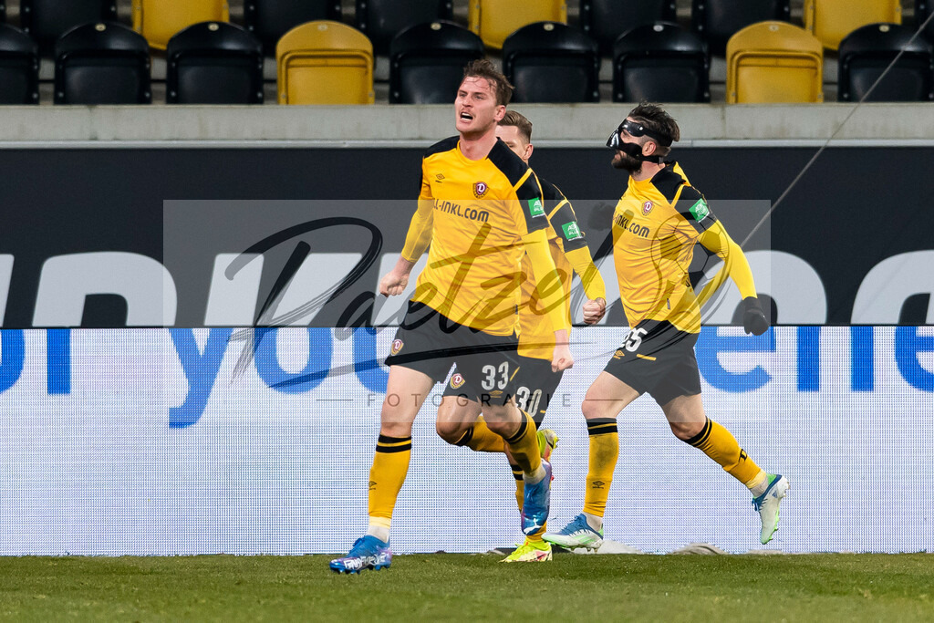 SGDHSV20220114_051 | Fussball, Herren: Christoph Daferner (SG Dynamo Dresden) Torjubel, jubelt mit seiner Mannschaft nach dem Treffer zum 1:1 bei dem Spiel der 2. Bundesliga zwischen SG Dynamo Dresden und Hamburger SV im Rudolf-Harbig-Stadion am 14.01.2022 in Dresden, Deutschland.DFB / DFL REGULATIONS PROHIBIT ANY USE OF PHOTOGRAPHS AS IMAGE SEQUENCES AND/OR QUASI-VIDEO. - Realisiert mit Pictrs.com
