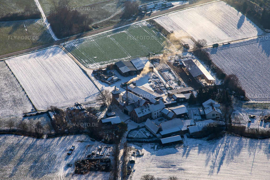 Luftbild: Holzwerk ORTH im Winter bei Schnee im Ortsteil Schaidt in Wörth im Bundesland Rheinland-Pfalz in Deutschland. Foto: IMG_135640.jpg vom 16.12.2022 durch Werner Riehm/FLY-FOTO.de