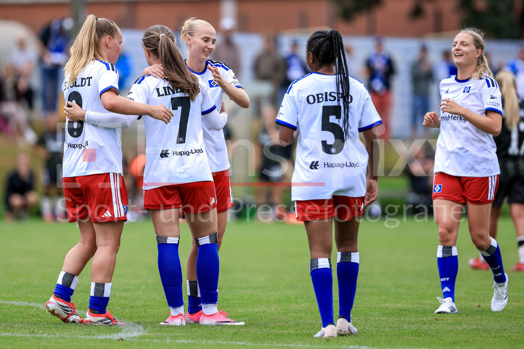 Fussball, Testspiel Frauen, Hamburger SV - Odense BK | Spielerinnen vom Hamburger SV, HSV mit Torjubel, Jubel, jubeln, jubelt, optimistisch, Spielszene, Highlight, Freude über das Tor
