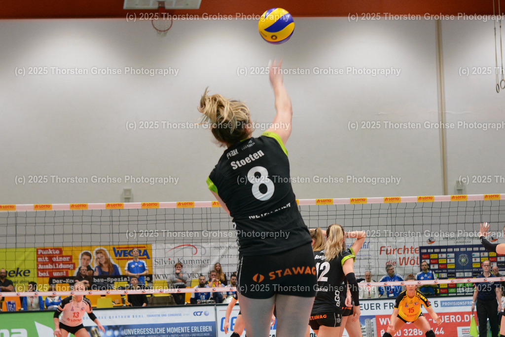 VBL VFB SUHL vs. LADIES IN BLACK AACHEN | Ladys in Black am Ball; VBL VFB SUHL vs. LADIES IN BLACK AACHEN, Volleyball-Bundesliga Frauen am 03.02.2018 in der Multihalle in Meiningen, (Deutschland) - Realisiert mit Pictrs.com