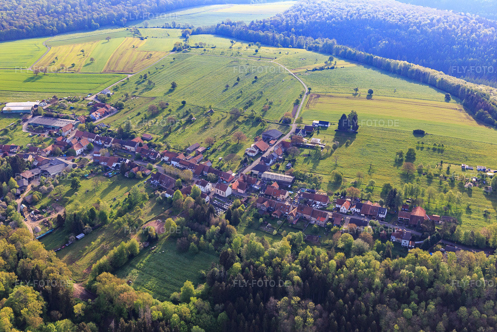 Luftbild: Ortsansicht aus Westen in Ratzwiller im Bundesland Bas-Rhin in Frankreich. – Foto: IMG_140644.jpg vom 01.05.2024 durch Werner Riehm/FLY-FOTO.de – Auflösung des Originals: 5472 x 3648 px