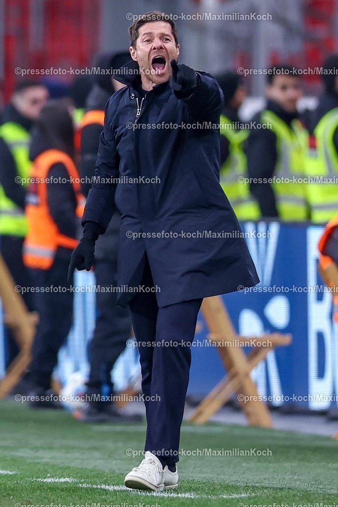 Lev02022501092 | 02.02.2025, Fußball, Bayer 04 Leverkusen - TSG 1899 Hoffenheim, 1. Fußball Bundesliga, 20. Spieltag, BayArena, Saison 2024 2025: Cheftrainer Xabi Alonso (Bayer 04 Leverkusen Trainer) steht gestikulierend am SpielfeldrandDFB regulations prohibit any use of photographs as image sequences and or quasi-video.