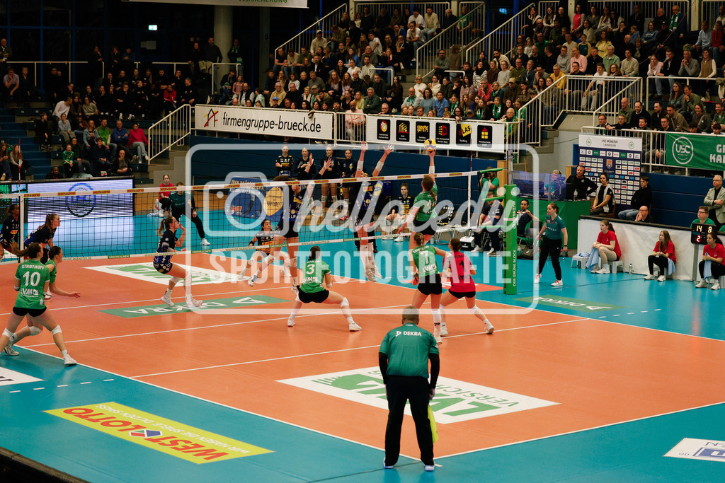 Volleyball I Frauen I Saison 2025-2026 I Bundesliga I 17. Spieltag I USC Münster - VfB Suhl LOTTO Thüringen I 07.02.2026-85 | Esther Spöler (3, USC Münster) Elena Kömmling (7, USC Münster) Brianna Ford (14, USC Münster) Pippa Molenaar (1, USC Münster) - Realisiert mit Pictrs.com