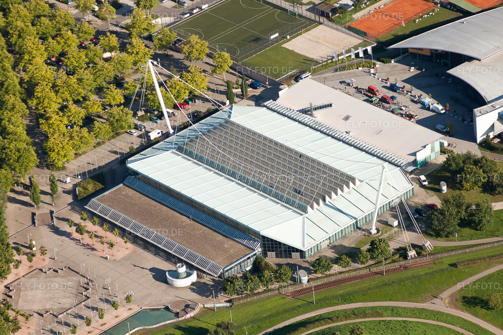 Luftbild: Ensemble der Sportplatzanlagen am Europabad und an der Europahalle Karlsruhe im Ortsteil Südweststadt in Karlsruhe im Bundesland Baden-Württemberg in Deutschland. Foto: IMG_32255.jpg vom 21.08.2010 durch Werner Riehm/FLY-FOTO.de