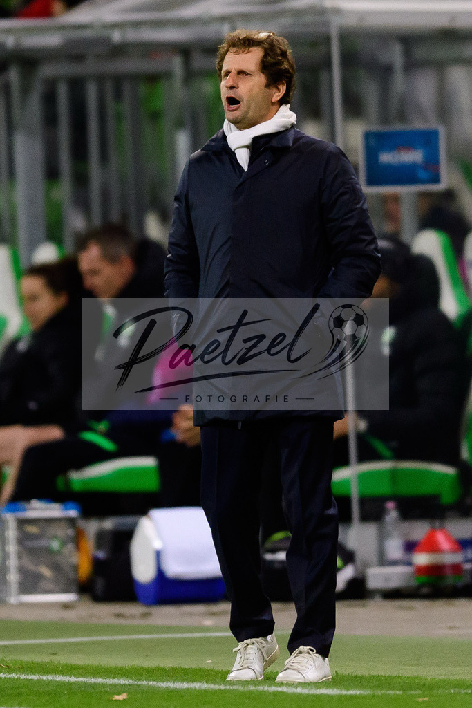 WOBJUV20211118_121 | Fussball, Frauen: Trainer Joe Montemurro (Juventus FC) schaut bei dem Spiel der UEFA Women´s Champions League zwischen VfL Wolfsburg und Juventus Turin im AOK-Stadion am 18.11.2021 in Wolfsburg, Deutschland. - Realisiert mit Pictrs.com