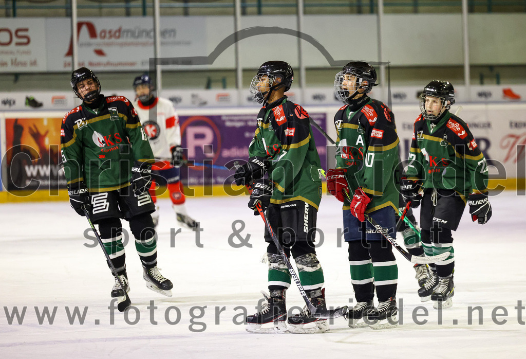2022-12-04_105_TSV_Erding_gegen_EHC_Klostersee | Erding, Deutschland, 04.12.2022:
Eishockey, Bayernliga U17 2022 / 2023, 11. Spieltag, TSV Erding gegen EHC Klostersee, Endergebnis: 3:5

Adam Balaban (Erding Gladiators, #15), Emilio Brattia (Erding Gladiators, #7), Alexander Glanz (Erding Gladiators, #10), Jakob Devers (Erding Gladiators, #22)

Foto: Christian Riedel / fotografie-riedel.net