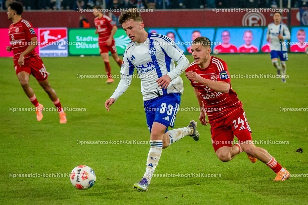 xKKUx05122501090 | 05.12.2025, xkkux, Fußball, Fortuna Düsseldorf - FC Schalke 04, 2. Fußball Bundesliga, Merkur Spiel-Arena, Saison 2025 2026: Soufiane El-Faouzi (Schalke04 #23) im Zweikampf gegen  Florent Muslija (Fortuna Düsseldorf #24)  DFB regulations prohibit any use of photographs as image sequences and or quasi-video.