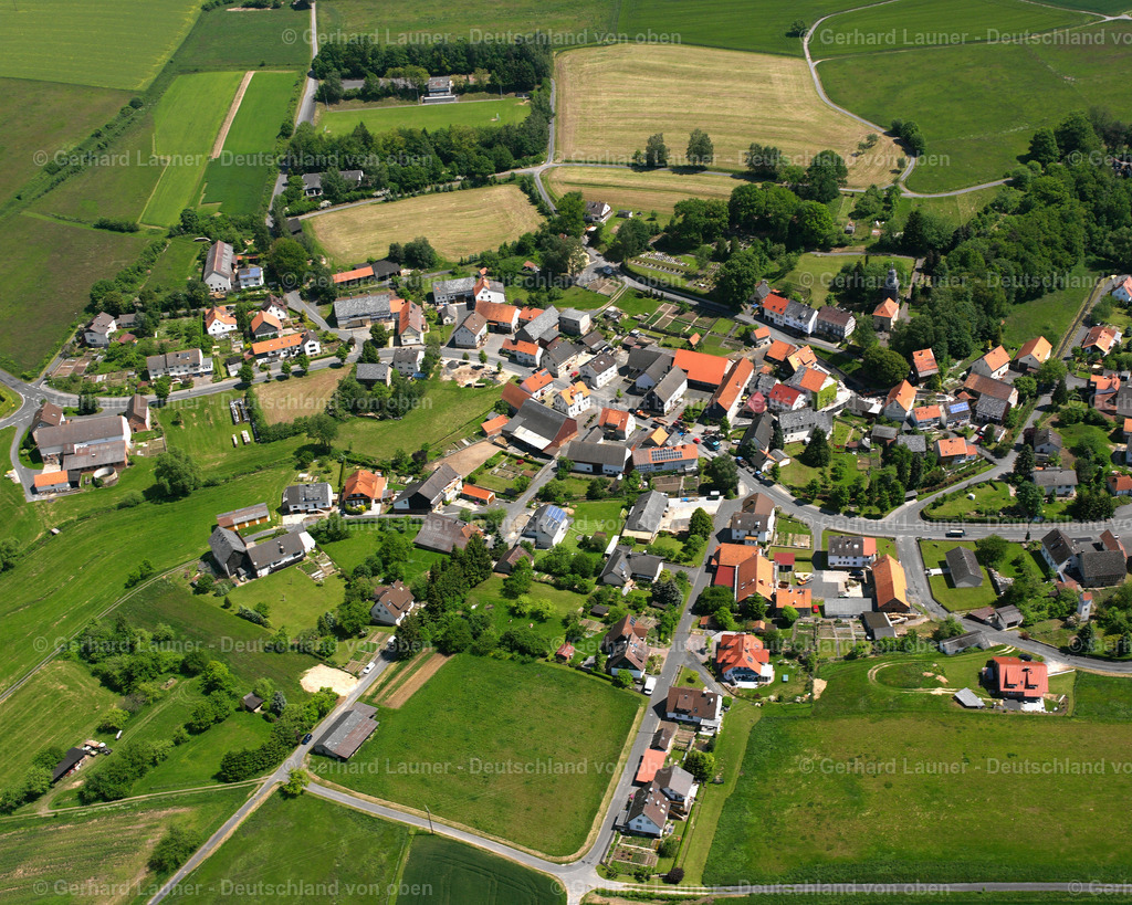 2615528 | BERFA 09.06.2006 Landwirtschaftliche Nutzflächen und Feldgrenzen  umsäumen das Siedlungsgebiet des Dorfes in Berfa im Bundesland Hessen, Deutschland // Agricultural land and field boundaries surround the settlement area of the village  in Berfa in the state Hesse, Germany Foto: Gerhard Launer
