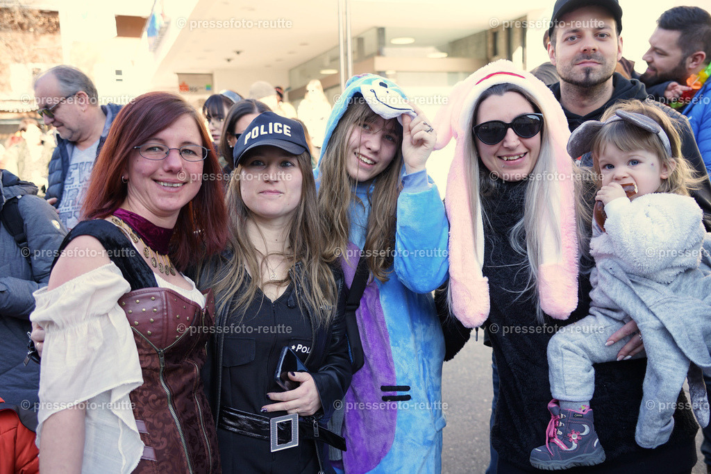 news-2023-Feb16-Unsinniger_Fasching_Reutte-sony-DSC02461 | Info aus dem Bezirk Reutte/Ausserfern Tirol sowie eine umfangreiche Bilddatenbank über die gesamte Region: Lechtal, Talkessel Reutte, Tannheimertal, Zwischentoren. Lech, Plansee, Zugspitze, Grenztunnel, B179, Fernpassstraße, Verkehr, Lawinen, Tradition, - Realisiert mit Pictrs.com