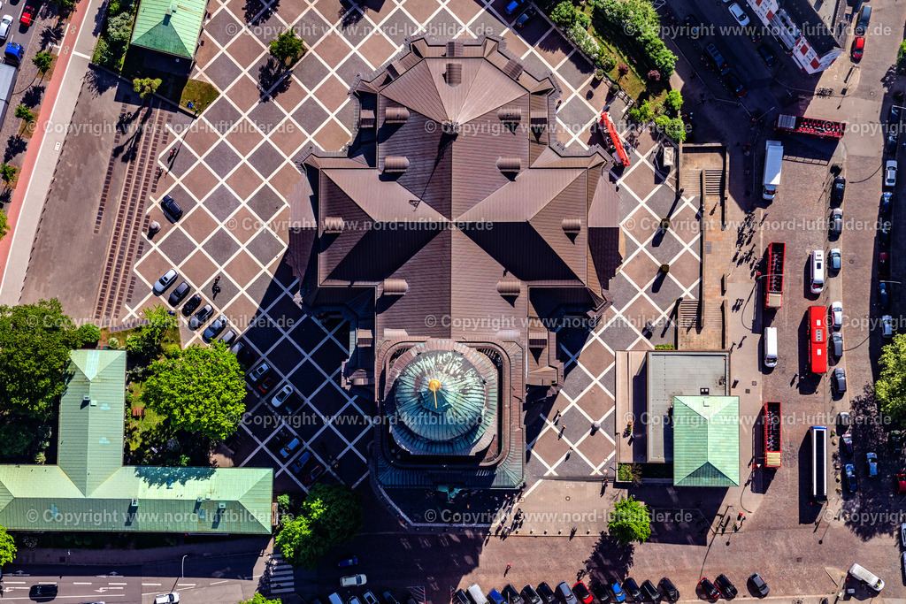 Hamburg_St. Michaelis_Kirche_Michel_Senkrechtaufnahme_ELS_4036090525 | HAMBURG 09.05.2025 Senkrecht- Luftbild aus der Satelliten- Perspektive vom Hauptkirche Sankt Michaelis "Michel" im Stadtteil Neustadt in Hamburg, Deutschland. Weiterführende Informationen bei: Hauptkirche St. Michaelis. // Vertical aerial view from the satellite perspective of the main church Sankt Michaelis "Michel" in the district Neustadt in Hamburg, Germany. Further information at: Hauptkirche St. Michaelis. Foto: Martin Elsen