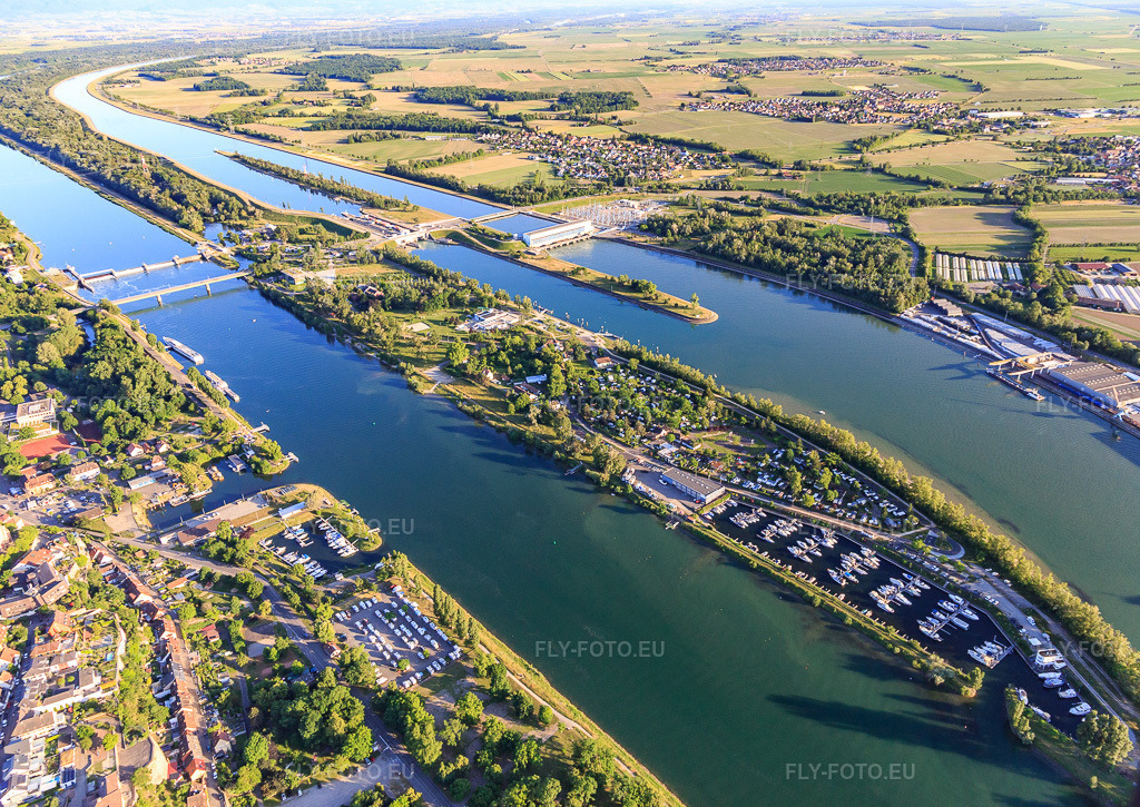 Vue aérienne: Île du Rhin avec écluse, pont sur le Rhin, marina à Vogelgrun dans le département Haut-Rhin, France. Photo: IMG_147845.jpg prise le 30/05/2025 par Werner Riehm/FLY-FOTO.euRésolution de l'original: 5151 x 3648 px