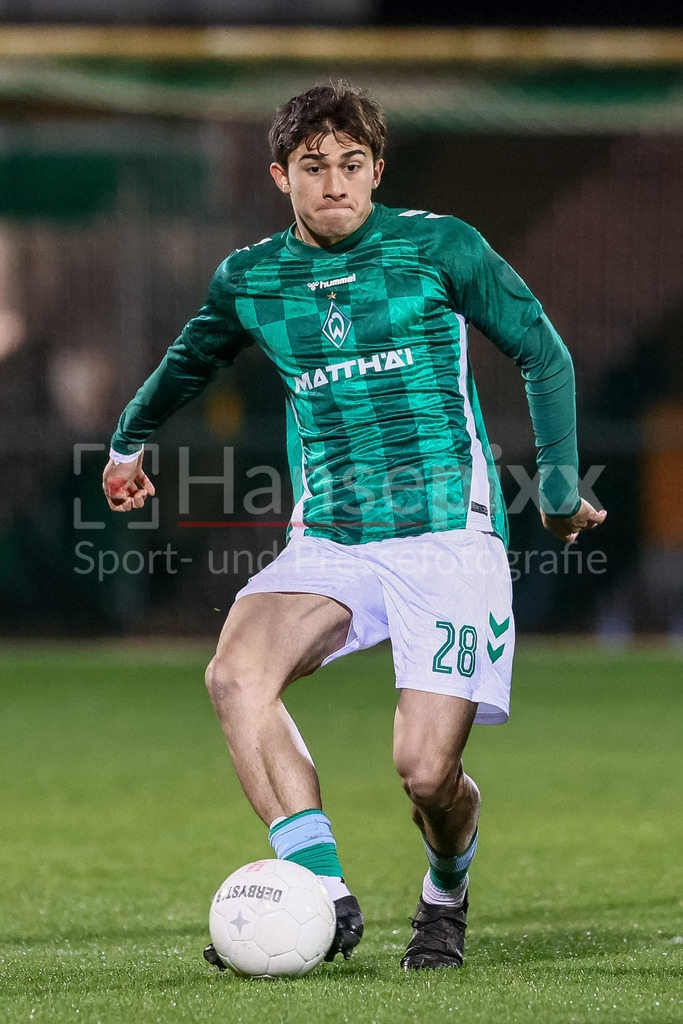 Fussball, Regionalliga Nord, SV Werder Bremen II - VfB Oldenburg | v.li.: Ethan Kohler (SV Werder Bremen II, 28) am Ball, Freisteller, Einzelbild, Ganzkörper, Aktion, Action, Spielszene