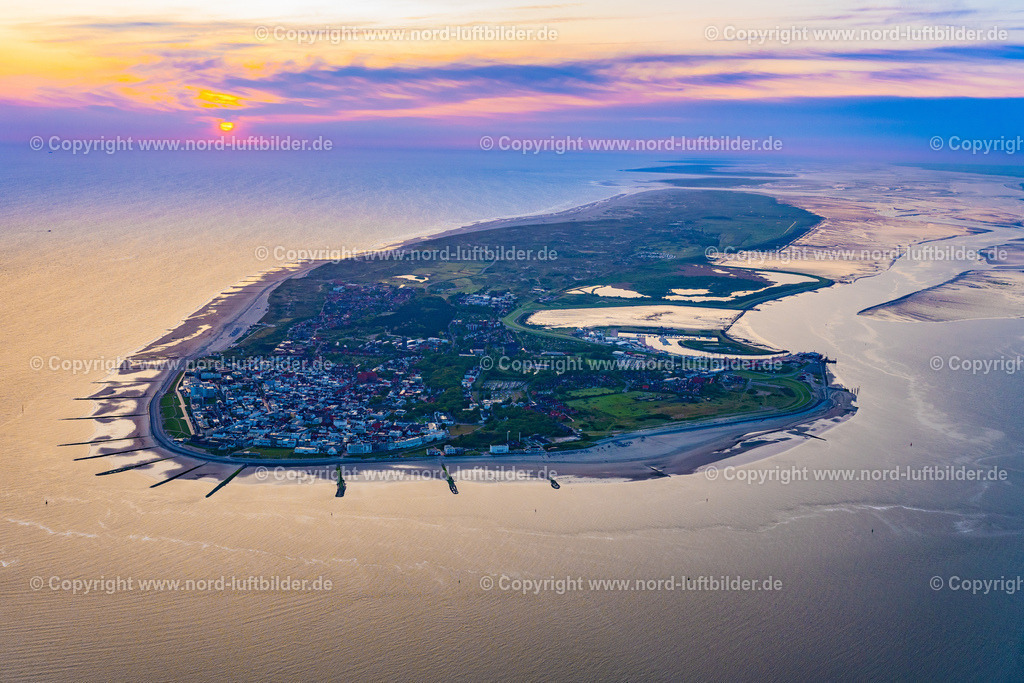 Norderney_Sonnenaufgang_ELS_5415190523 | NORDERNEY 19.05.2023 Sonnenaufgang über dem Küstenbereich der der Nordsee - Insel in Norderney im Bundesland Niedersachsen, Deutschland. Weiterführende Informationen bei: Staatsbad Norderney GmbH. // Coastal area of North Sea - Island in Norderney in the state Lower Saxony, Germany. Further information at: Staatsbad Norderney GmbH. Foto: Martin Elsen