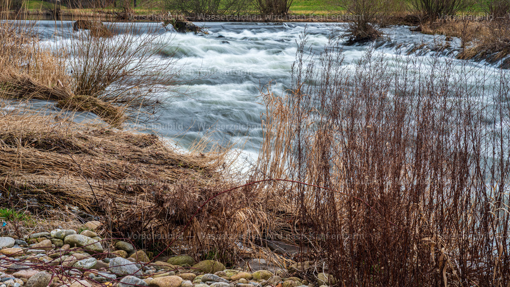 Wilde Kinzig | An manchen Stellen gibt es richtige Stromschnellen so wie hier. Ansonsten ein gezähmter Fluss im Schwarzwald. - Realisiert mit Pictrs.com