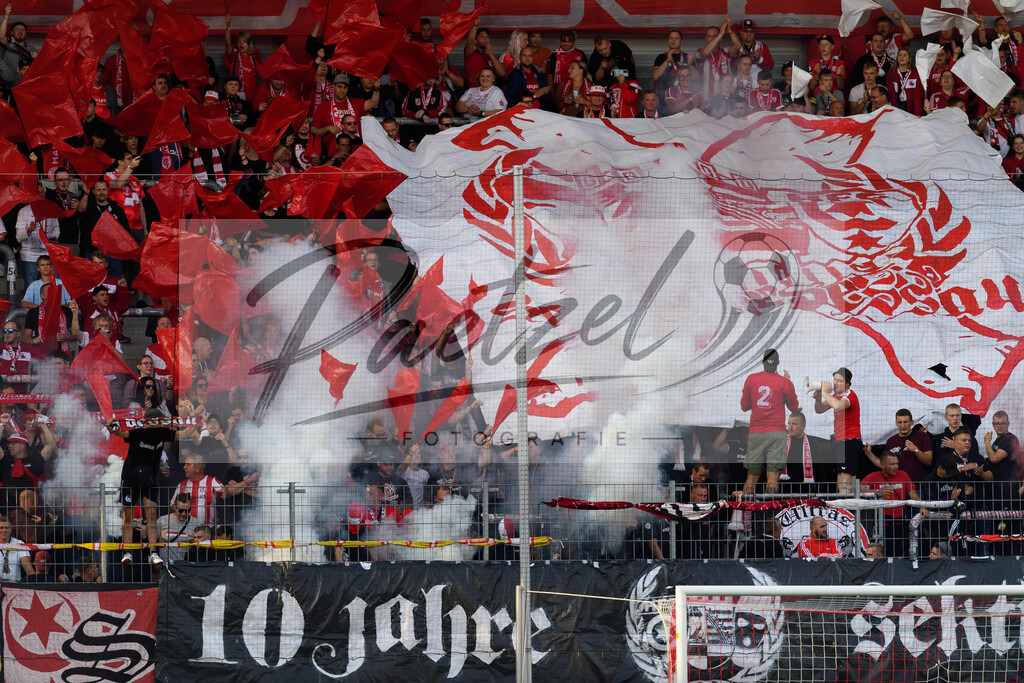 HFCFCK20210824_005 | Fussball, Herren: . Fans vom Hallescher FC mit Pyrotechnik beim Spiel der 3. Liga zwischen Hallescher FC und 1. FC Kaiserslautern im Leuna-Chemie-Stadion am 24.08.2021 in Halle (Saale), Deutschland. - Realisiert mit Pictrs.com