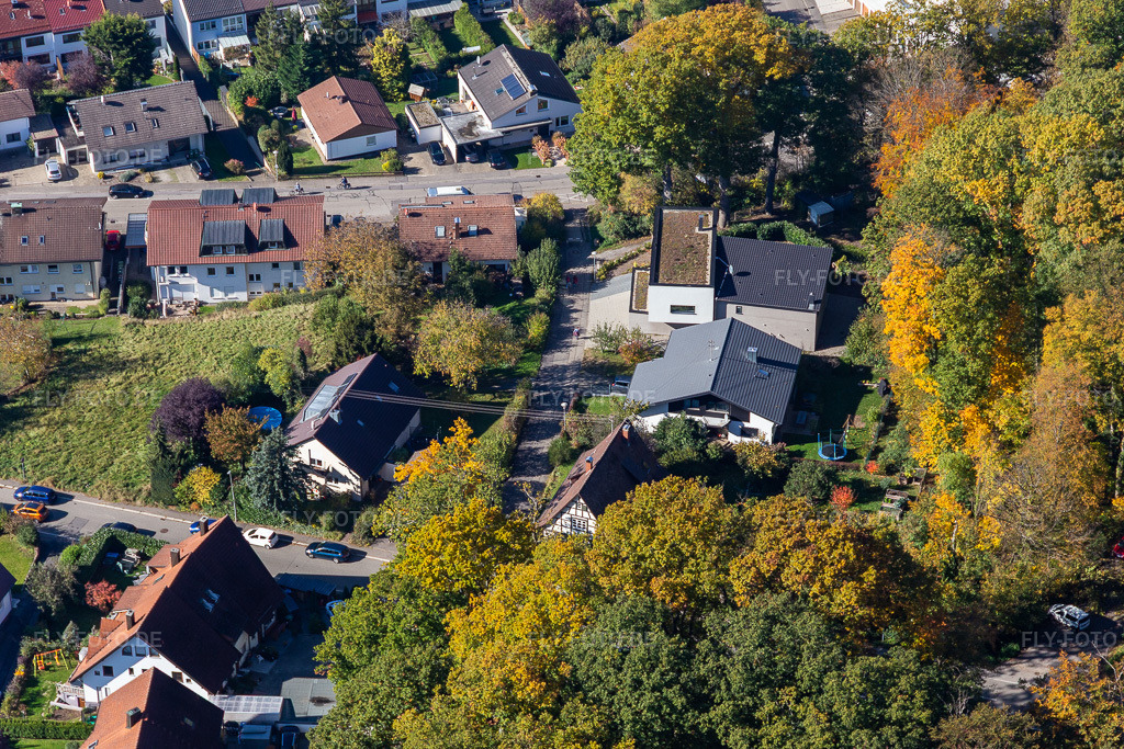 Luftbild: Wilhelm-Roether-Straße im Ortsteil Langensteinbach in Karlsbad im Bundesland Baden-Württemberg in Deutschland. Foto: IMG_129966.jpg vom 24.10.2021 durch Werner Riehm/FLY-FOTO.de