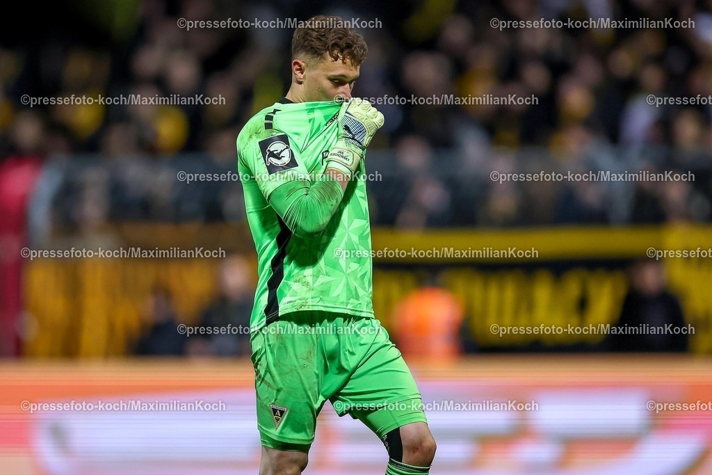 FCVK14022501098 | 14.02.2025, Fußball, FC Viktoria Köln – Alemannia Aachen, 3.Liga, Sportpark Höhenberg, Saison 2024 2025: Enttäuschung bei Torwart Jan Olschowsky (Alemannia Aachen #41) nach der 1:3 Niederlage EnttäuschtDFB regulations prohibit any use of photographs as image sequences and or quasi-video.