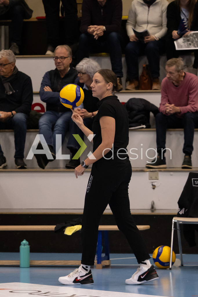 Volleyball I Frauen I Saison 2025-2026 I Volleyball NLA | Women I 1/4 Finals I VC Kanti Schaffhausen - BIWI Volleyball Franches-Montagnes I 21.02.2026 | Melanie Cina (CH) (BIWI VFM) – Head Coach - Realisiert mit Pictrs.com