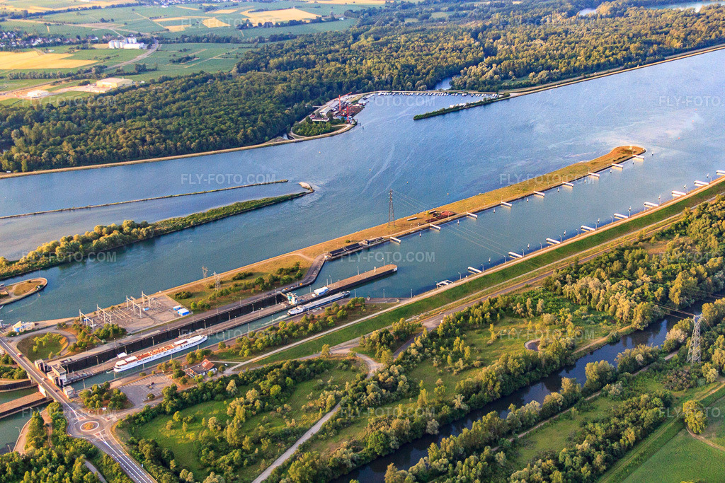 Aerial view: Greffern Rhine Lock in Gambsheim in the state Bas-Rhin, France. – Photo: IMG_68040.jpg taken on 06/19/2014 by Werner Riehm/FLY-FOTO.com – Resolution of the original: 4752 x 3168 px
