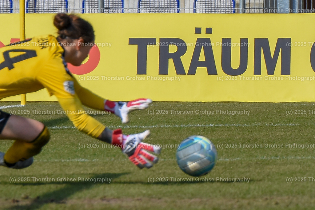 Fussball-BL Frauen 1. FFC Frankfurt vs. FF USV Jena | Erin McLeod #24 (FF USV Jena); Fussball-BL Frauen 1. FFC Frankfurt vs. FF USV Jena, Fussball-Bundesliga Frauen am 25.03.2018 im Stadion am Brentanobad in Frankfurt/Main, (Deutschland) - Realisiert mit Pictrs.com