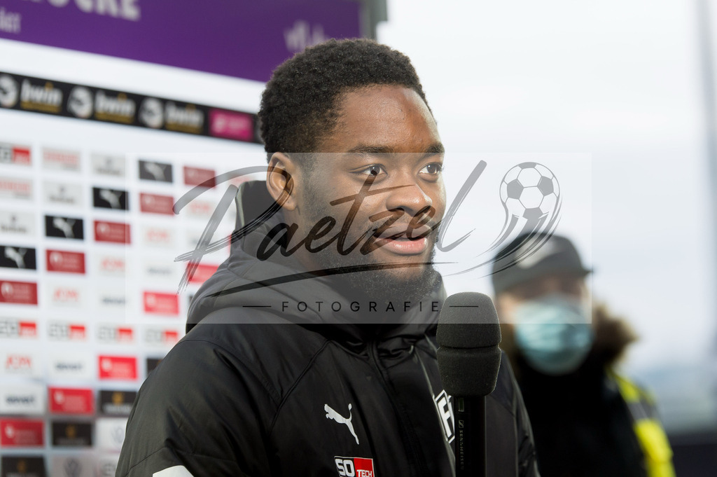 OSNTSV20211106_188 | Fussball, Herren: Ba-Muaka Simakala (VfL Osnabrueck) im Interview bei dem Spiel der 3. Liga zwischen VfL Osnabrueck und TSV 1860 Muenchen im Stadion an der Bremer Bruecke am 06.11.2021 in Osnanbrueck, Deutschland.DFB / DFL REGULATIONS PROHIBIT ANY USE OF PHOTOGRAPHS AS IMAGE SEQUENCES AND/OR QUASI-VIDEO. - Realisiert mit Pictrs.com