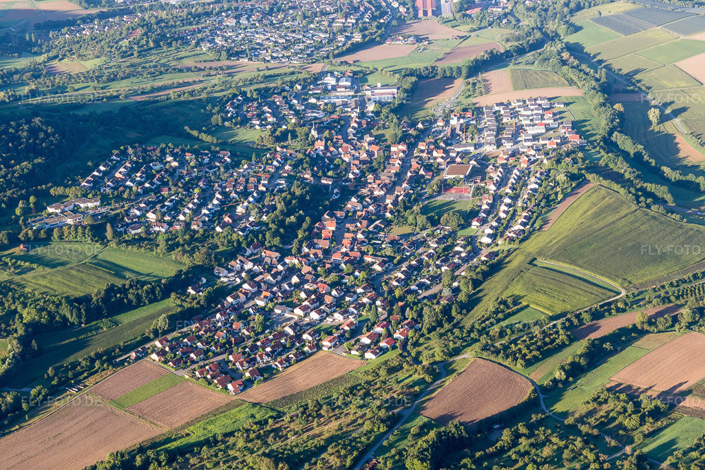 Luftbild: Ortsansicht der Straßen und Häuser der Wohngebiete im Ortsteil Gronau in Oberstenfeld im Bundesland Baden-Württemberg in Deutschland. Foto: IMG_093758.jpg vom 23.08.2016 durch Werner Riehm/FLY-FOTO.de