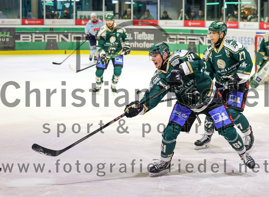 2025-12-23_082_TSV_Erding_gegen_Heilbronner_Falken | Erding, Deutschland, 23.12.2025:Eishockey, Oberliga Süd 2025 / 2026, 29. Spieltag, TSV Erding gegen Heilbronner Falken, Endergebnis: 5:4Dennis Miller (Erding Gladiators, #61), Mark Waldhausen (Erding Gladiators, #27)Foto: Christian Riedel / fotografie-riedel.net