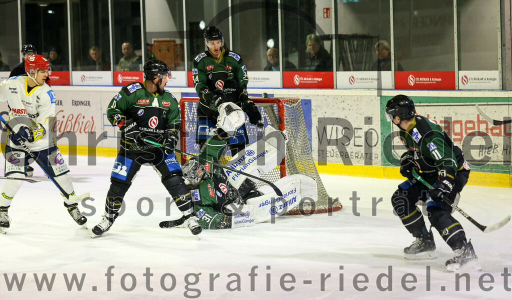2023-01-06_089_TSV_Erding_gegen_ERV_Schweinfurt | Erding, Deutschland, 06.01.2023:
Eishockey, Bayernliga 2022 / 2023, 26. Spieltag, TSV Erding gegen ERV Schweinfurt, Endergebnis: 7:3

Rudolf Lorenz (Erding Gladiators, #91), Bastian Cramer (Erding Gladiators, #34), Torwart Christoph Schedlbauer (Erding Gladiators, #31), Sebastian Busch (Erding Gladiators, #11)

Foto: Christian Riedel / fotografie-riedel.net