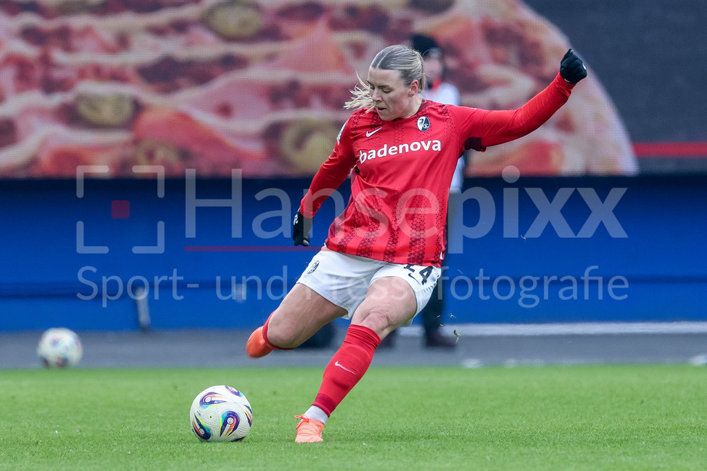 Fussball, Google Pixel Frauen-Bundesliga, Hamburger SV - SC Freiburg | Ingibjörg Sigurdardottir (SC Freiburg, 24) am Ball, Freisteller, Einzelbild, Ganzkörper, Aktion, Action, Spielszene, DIE DFB-RICHTLINIEN UNTERSAGEN JEGLICHE NUTZUNG VON FOTOS ALS SEQUENZBILDER UND/ODER VIDEOÄHNLICHE FOTOSTRECKEN. DFB REGULATIONS PROHIBIT ANY USE OF PHOTOGRAPHS AS IMAGE SEQUENCES AND/OR QUASI-VIDEO.