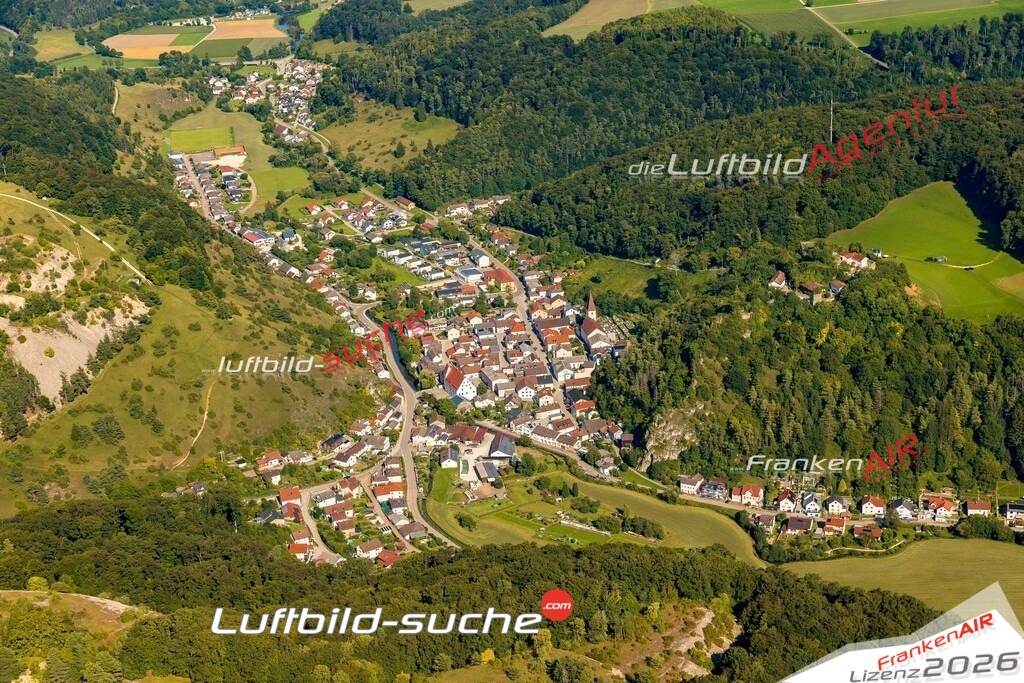 Luftaufnahme der Stadt Mörnsheim - Die Luftaufnahme wurde 2025 vom UL-Flugzeug heraus erstellt ( keine Drohne ) - Hochauflösende Luftaufnahme - für professionelle Ausdrucke geeignet. Die Geschenkidee !Mit Lizenz und Bildrechte bestellbar