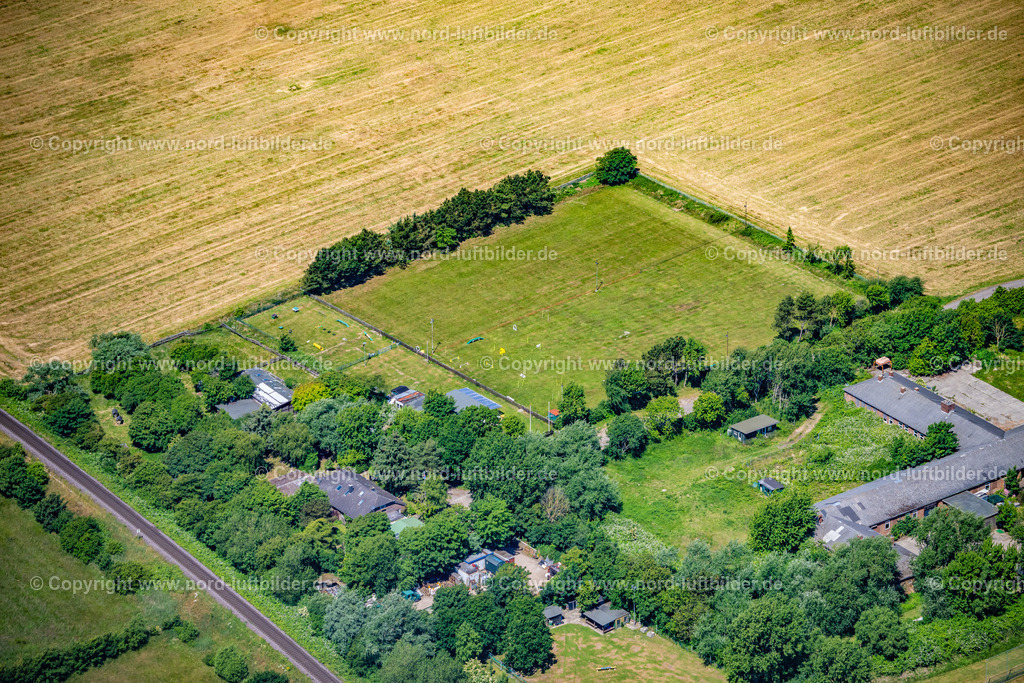 Sylt_Tinnum_Hundplatz_Gebrauchshundesportverein_Sylt_ELS_0149210625 | SYLT 21.06.2025 Hundeplatz im Ortsteil Tinnum in Sylt im Bundesland Schleswig-Holstein, Deutschland. // Ensemble of sports grounds on street Am Sportzentrum in the district Tinnum in Sylt North Sea Island in the state Schleswig-Holstein, Germany. Foto: Martin Elsen