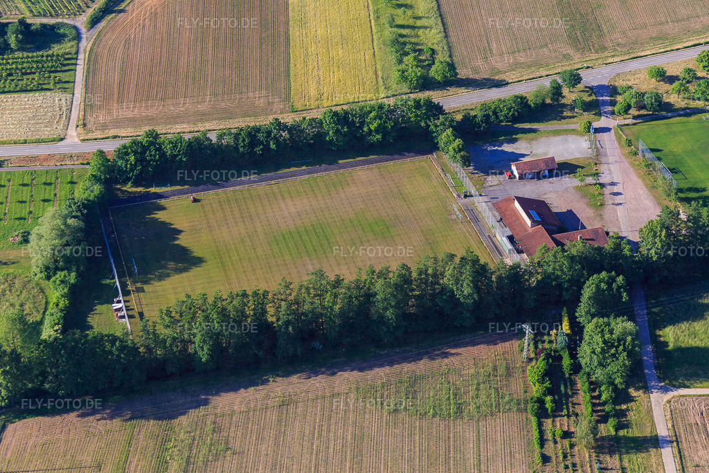 Sportplatz des SV Klingenmünster e.V. http://www.sv-klingenmuenster.de/ | Luftbild: Sportplatz des SV Klingenmünster e.V. http://www.sv-klingenmuenster.de/ in Klingenmünster im Bundesland Rheinland-Pfalz in Deutschland. Foto: IMG_080093.jpg vom 05.06.2015 durch Werner Riehm/FLY-FOTO.de - Realisiert mit Pictrs.com