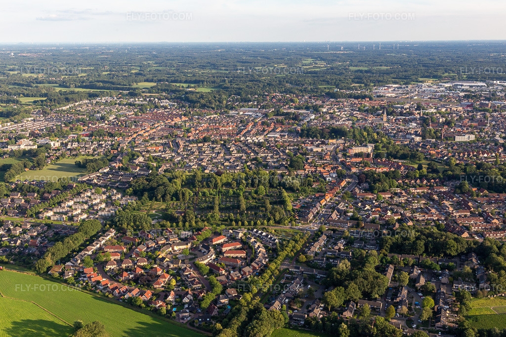 Aerial view: View of the town in Winterswijk in the state Gelderland, Netherlands. – Photo: IMG_007985.jpg taken on 07/12/2020 by Werner Riehm/FLY-FOTO.com – Resolution of the original: 5472 x 3648 px