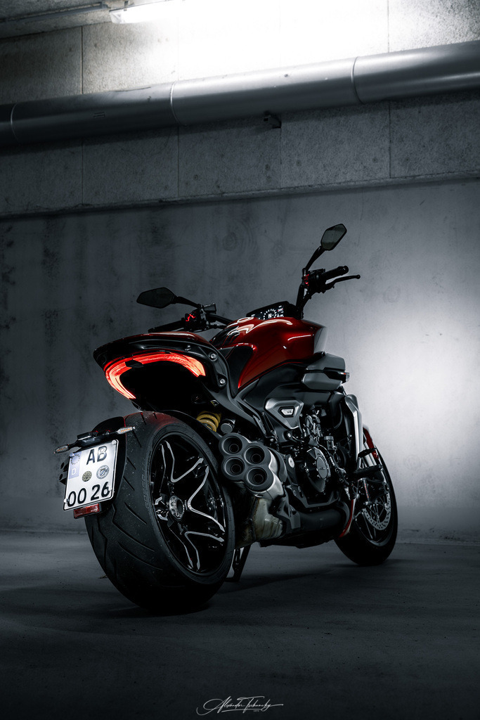 Ducati xDivael V4 | Entdecken Sie die faszinierende Welt von Alexander Tschuncky Arts: Kreative Fotografie, atemberaubende Automobilkunst und hochwertiger Bilderdruck. Lassen Sie sich inspirieren! - Realisiert mit Pictrs.com