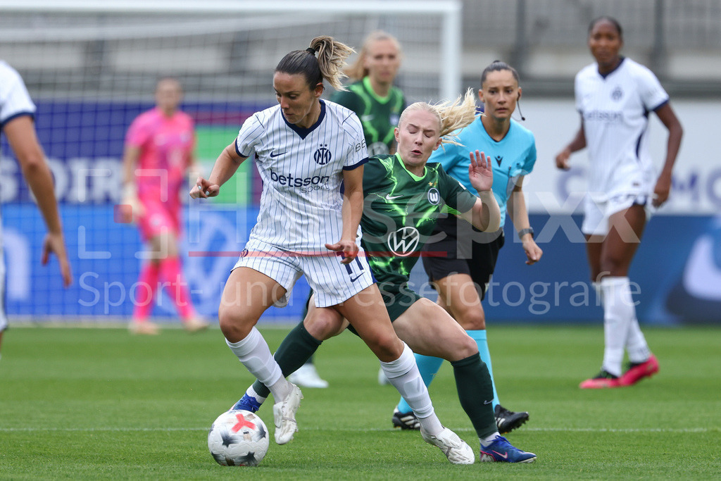 Fussball, UEFA Womens Champions League, VfL Wolfsburg - Inter Mailand | v.li.: Clarisse Le Bihan (Inter Mailand, 11) und Thea Bjelde (VfL Wolfsburg, 2) im Zweikampf, Duell, Dynamik, Aktion, Action, Spielszene