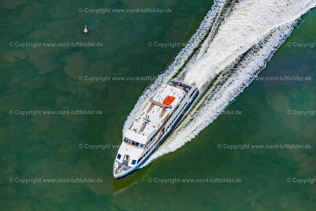 Adler_Express_Adler_Schiffe_ELS_8308130822 | NORDSTRAND 13.08.2022 Passagier- und Fahrgastschiff " Adler Express " in voller Fahrt nähe der Halbinsel Nordstrand im Wattenmeer im Bundesland Schleswig-Holstein, Deutschland. Weiterführende Informationen bei: Adler-Schiffe GmbH &amp; Co. KG. // Passenger ship "Adler Express" at full speed near the peninsula Nordstrand in the Wadden Sea in the state Schleswig-Holstein, Germany. Further information at: Adler-Schiffe GmbH &amp; Co. KG. Foto: Martin Elsen