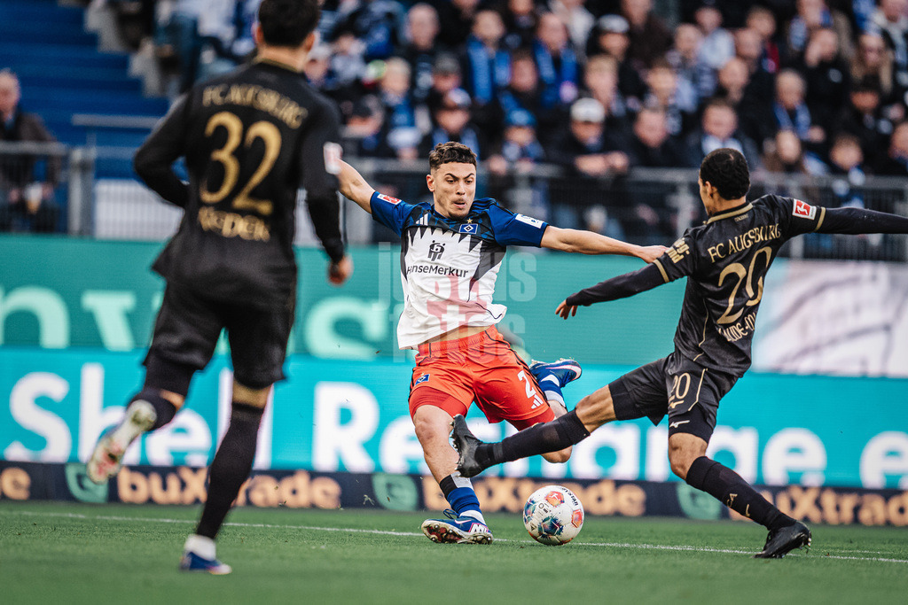 Fußball | Männer | Saison 2025/2026 | 1. Fußball-Bundesliga | 28. Spieltag | Hamburger SV vs. FC Augsburg | 04.04.2026 | William Mikelbrencis (#2, HSV) beim Torschuss
