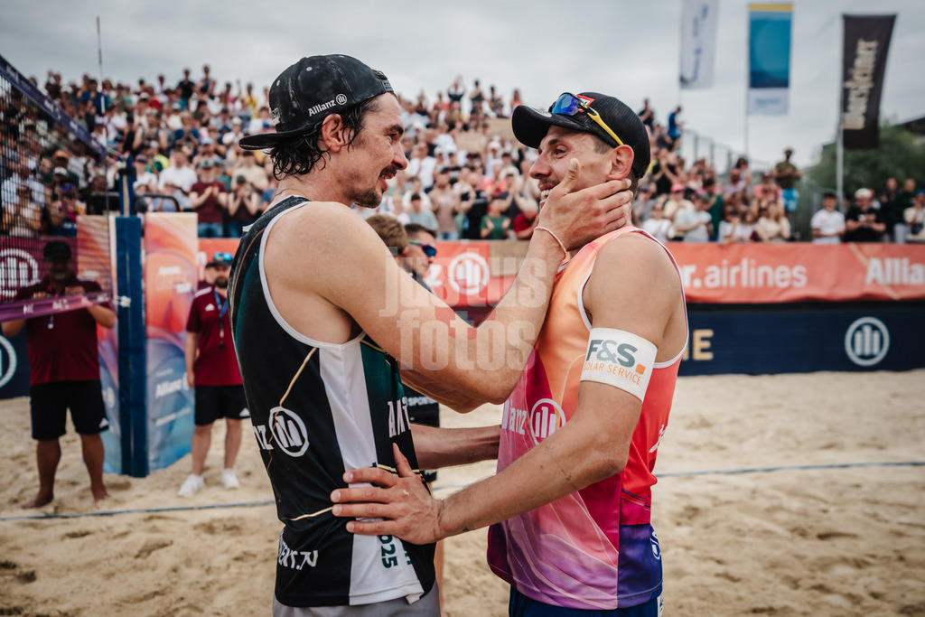 Beachvolleyball | Männer | Allianz German Beach Tour 2025 | Tourstop Bremen | 15.06.2025 | v.l. Jannik Kühlborn und Bennet Poniewaz nach dem Spiel